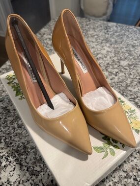 Chelsea & Violet Caramel/Beige Patent Pointed-Toe Stiletto Pumps